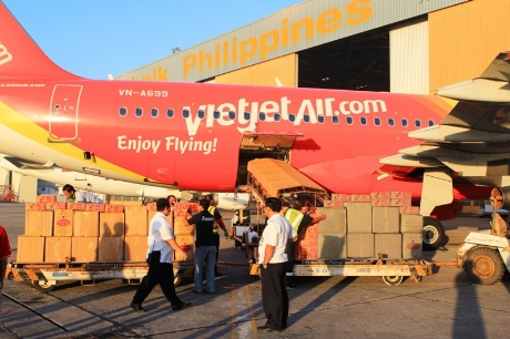 เที่ยวบินบรรเทาทุกข์เที่ยวแรกของสายการบิน VietJetAir ถึงฟิลิปปินส์